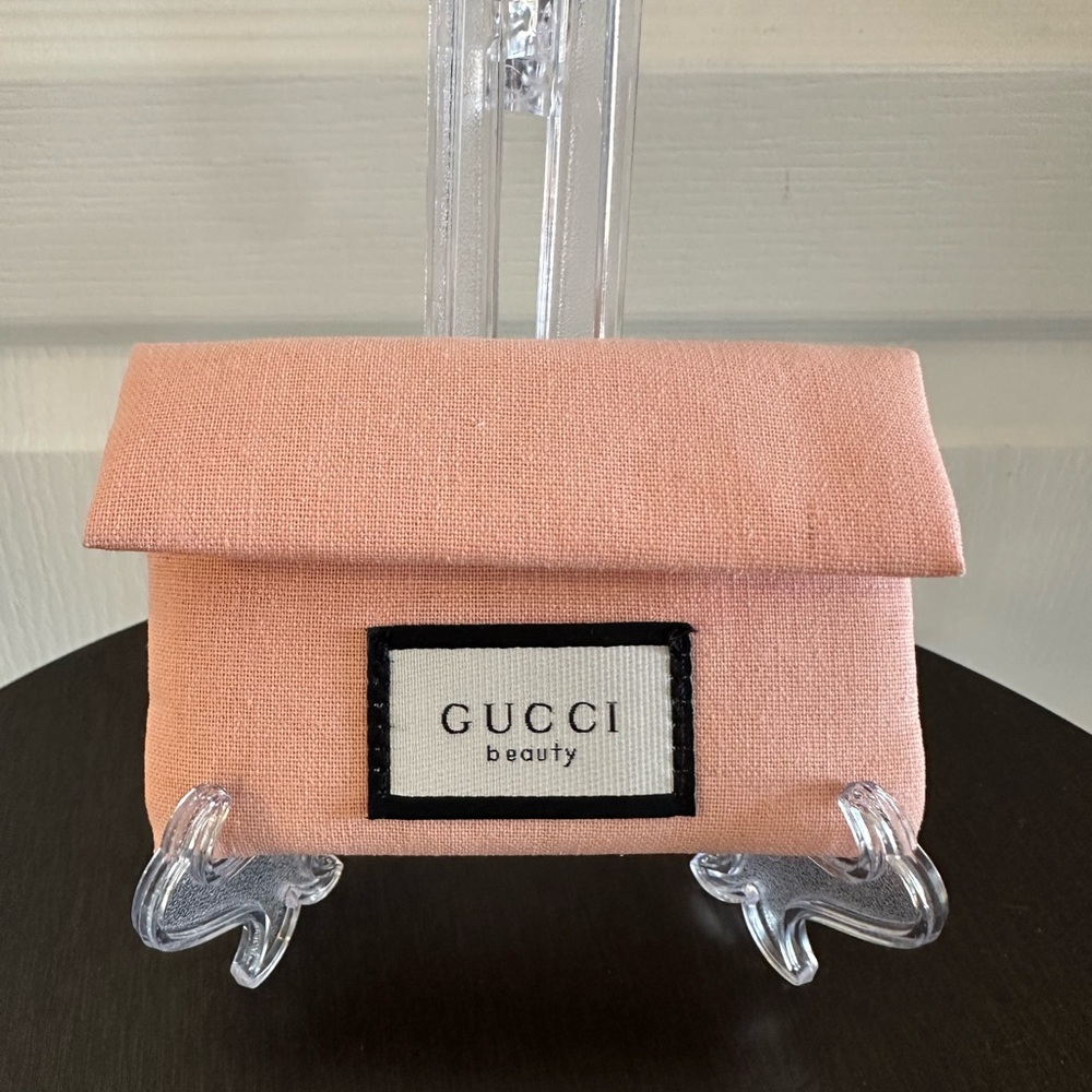 Gucci Beauty Pink Cotton Pouch with Comb – Satin Floral Interior - Picture 2 of 10